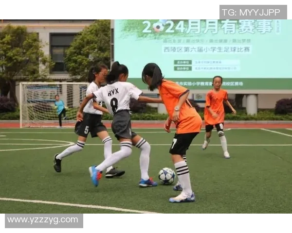 姐妹携手共踢足球展现团结与力量的青春风采 姐妹携手共踢足球展现团结与力量的青春风采